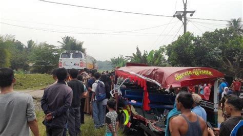 Odong Odong Kereta Wisata Ditabrak Kereta Api Di Serang Meninggal