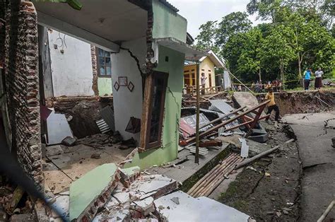 Rumah Rusak Akibat Pergerakan Tanah Koran Jakarta