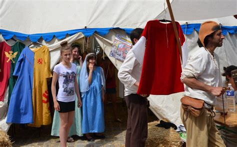 Vie locale Semur en Auxois moins de costumes loués pour la Fête