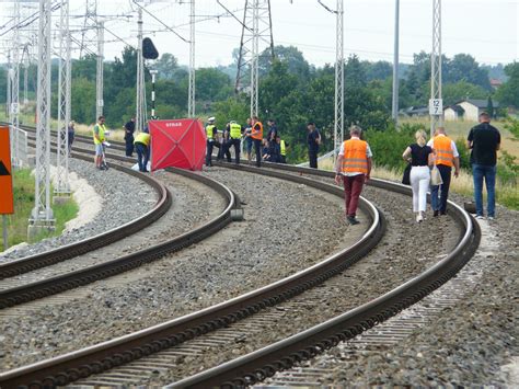 Tragedia na przejeździe kolejowym w Pabianicach Kobieta wpadła pod