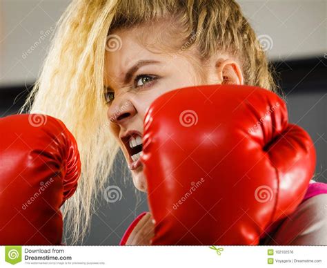 Guantes De Boxeo De La Mujer Que Desgastan Enojada Foto De Archivo