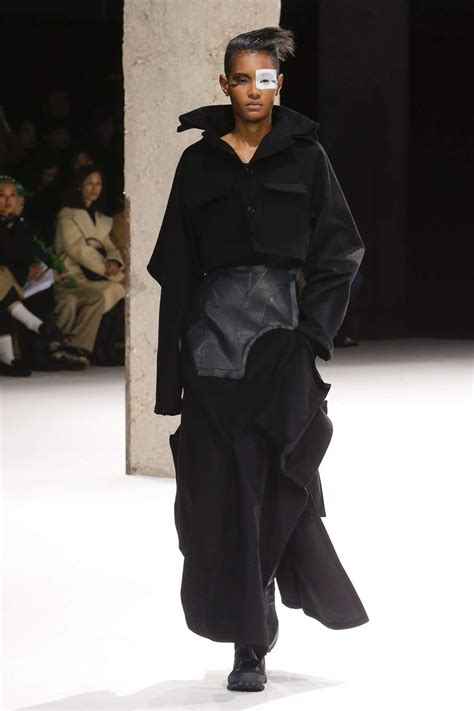 Pin by Ulla Suomi on Kivoja vaatteita | Yohji yamamoto, How to wear ...