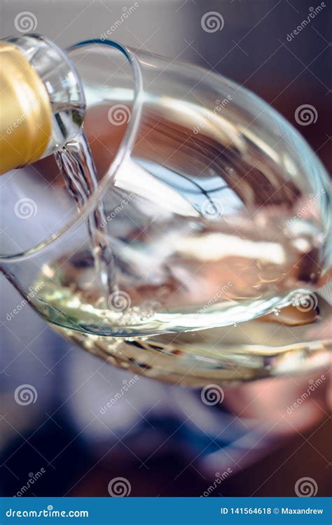 Vinho Branco De Derramamento No Vidro Foto De Stock Imagem De Adega