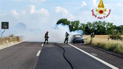 Prende Fuoco Auto In Autostrada Conducente Illeso