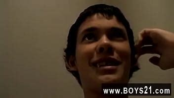 Película de twink de los cachorros de Marke primero disparando enorme géiser XVIDEOS