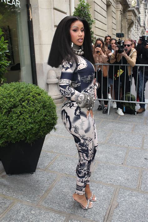 Cardi B enflamme la Fashion Week haute couture automne-hiver 2023-2024