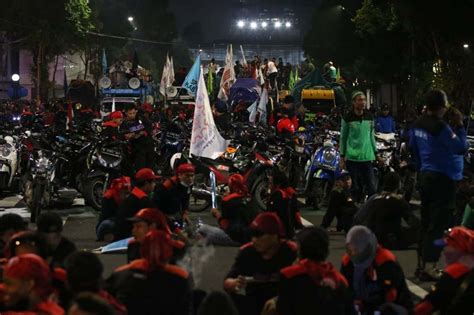 Sempat Blokade Jalan Basuki Rahmat Surabaya Massa Buruh Bubarkan Diri