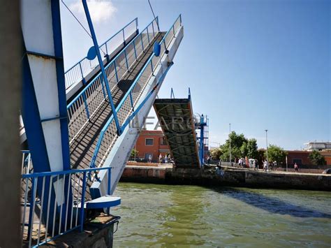 Fiumicino Passarella Fuori Uso Per I Pedoni Arrivano I Bus Navetta