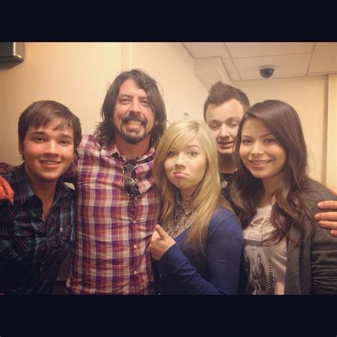 The cast with Dave Grohl. : r/icarly