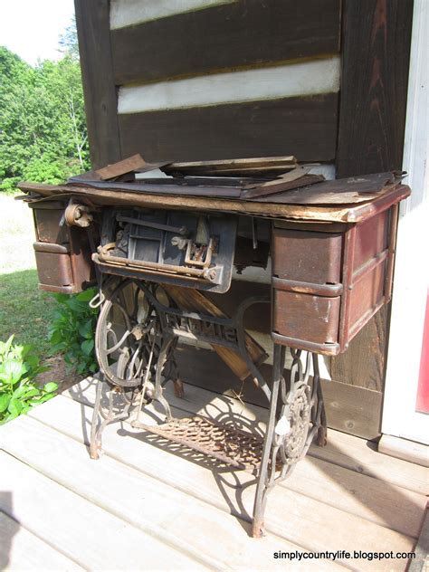 Simply Country Life: Antique Singer Sewing Machine Table Makeover