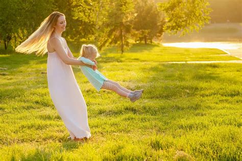 Petite Fille Blonde Mignonne Dans Une Robe Bleue Avec Une Belle M Re Aux Cheveux Longs Qui S
