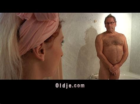 Une femme de chambre en chaleur baise un client âgé XVIDEOS