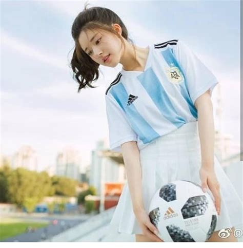 Khoác áo đội tuyển nào đội đó đều rời khỏi World Cup hot girl này vẫn được yêu vì quá xinh đẹp
