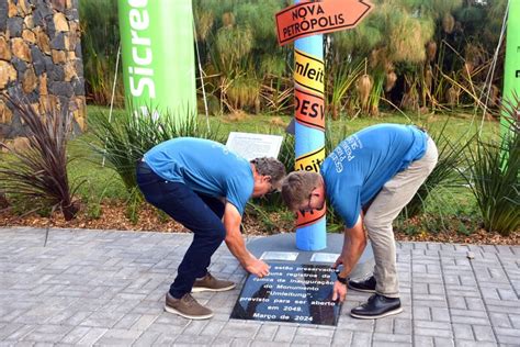 Nova Petr Polis Inaugura Monumento Em Homenagem Aos Anos Da