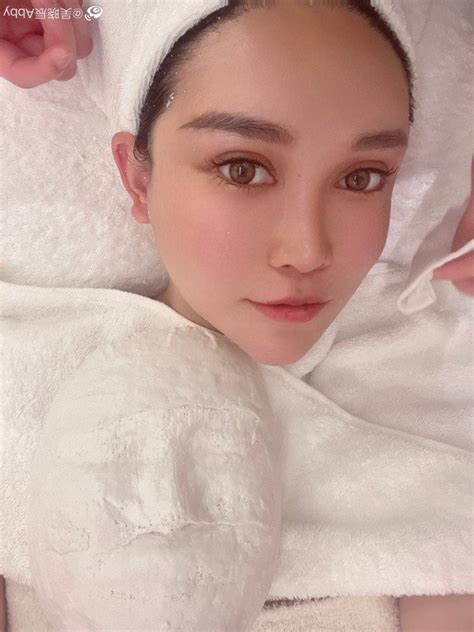 Bị tung ảnh thời xấu xí hot girl gây bất ngờ vì quá khác