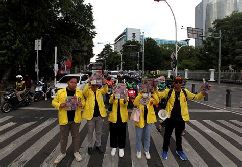 Aksi Mahasiswa Universitas Indonesia Bagikan Selebaran Informasi Dampak