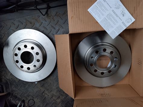 Передние тормозные диски + колодки фирмы NK — Skoda Octavia A5 Mk2, 1,6 ...