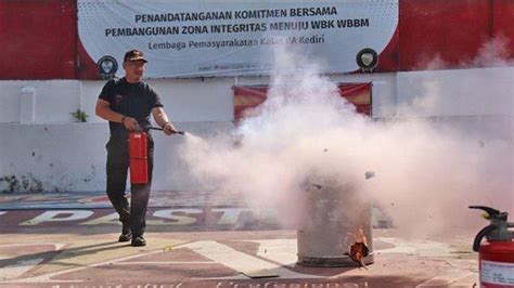 Pegawai Lapas Kediri Mengikuti Pelatihan Pemadam Kebakaran Ini