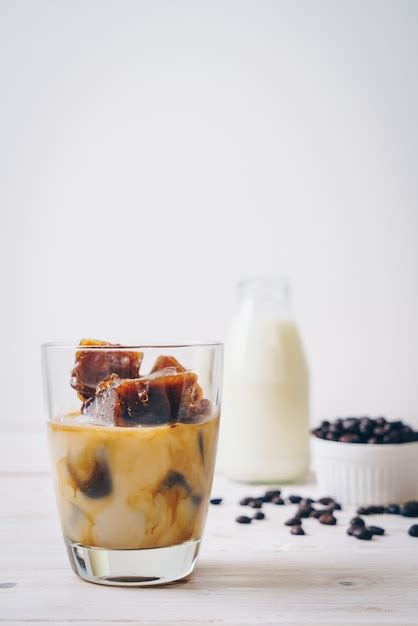 Kaffee Eiswürfel mit Milch Premium Foto