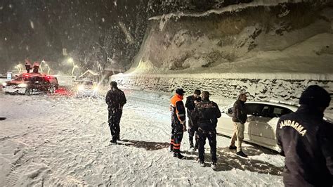 Siirt te kardan kapanan yolda mahsur kaldığı araçlar kurtarıldı Son