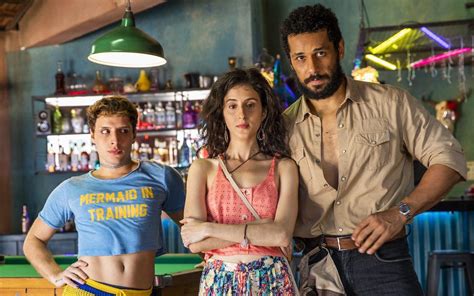 Noiva de Ramiro derruba romance gay e saliva de desejo em Terra e Paixão Notícias da TV