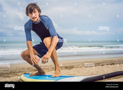 Hombre Surfista En La Playa El Calentamiento Antes Del Surf Surf