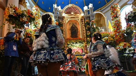 Los bolivianos rinden tributo a la Virgen del Socavón con coloridos