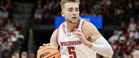 College Basketball Odds, Picks, Predictions: Bet Wisconsin, Hogs?