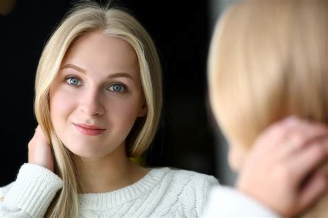 Portrait De Jeune Femme Blonde Belle Regardant Dans Le Miroir Jolie Femme Aux Cheveux Clairs