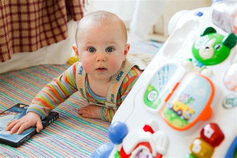 bébé qui joue bibliothèque banque d images gratuites libres de