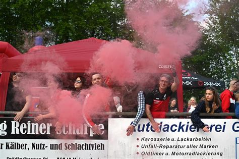 Cheerleader Bengalos Und 650 Zuschauer Beim Motoball Stadtderby In Kierspe