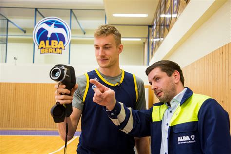 Energiespar Check Bei ALBA BERLIN Mit Basketball Nationalspieler Niels