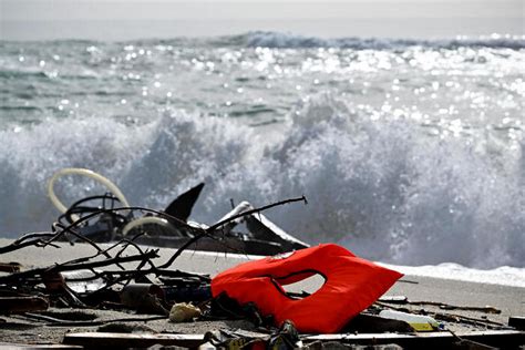 Naufragio Di Cutro Il Mare Restituisce Il Corpo Di Una Donna L