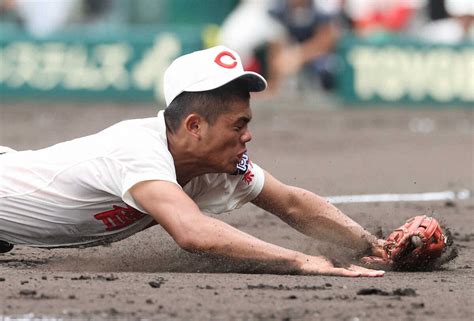 ＜智弁学園・花巻東＞ 8回無死一、二塁、智弁学園・知花は久慈のファールフライをダイビングキャッチ（撮影・大森 寛明） ― スポニチ