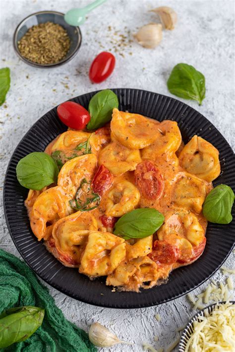 Tortellini Mit Tomaten Sahneso E K Se Und Basilikum Meinestube