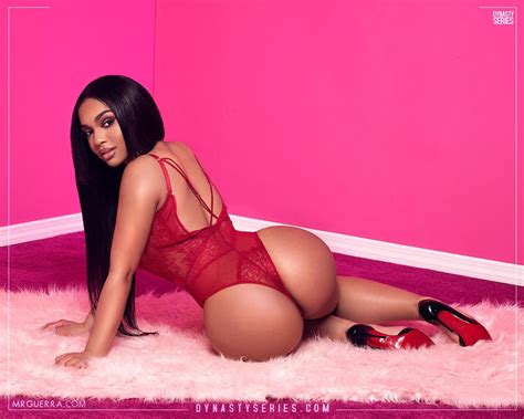 Ravishing Ebony Babe Poses Rather Seductively Photos