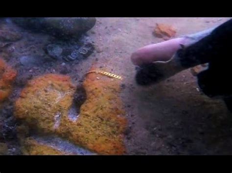 Metal Detecting Underwater Golden Dives Finds A Gold Chain Youtube