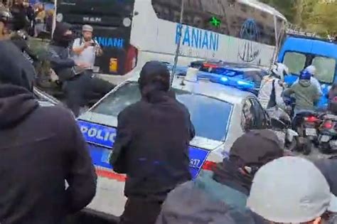 Paris Une Voiture De Police Attaquée En Marge De La Manifestation