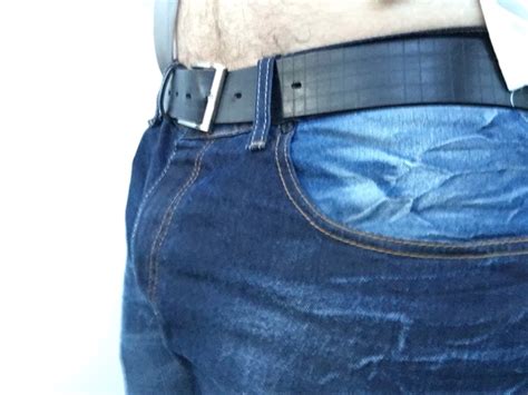 Cueca Gay Volume na calça jeans