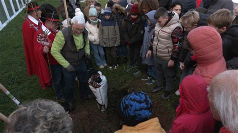 Des cerisiers pour L école Thomas Pesquet de Cocheren TV8 Moselle Est