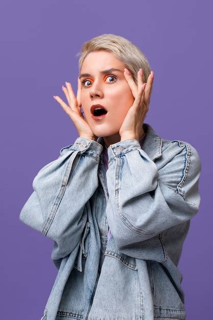 Vista Frontal De Una Mujer Posando En El Estudio Foto Gratis