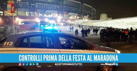 Partita Napoli Fiorentina Denunciati I Tifosi Con I Fumogeni