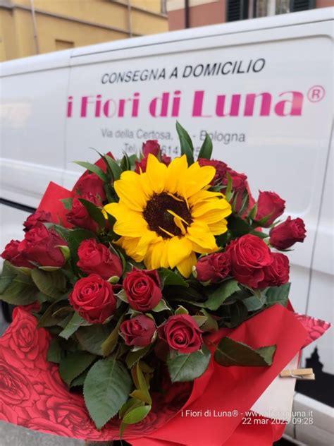 Bouquet Di Rose Rosse Con Girasole I Fiori Di Luna