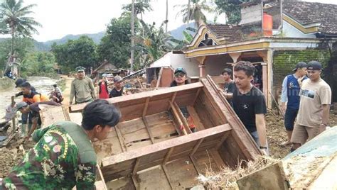 Bem Nusantara Jatim Bantu Korban Banjir Trenggalek