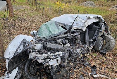 T Dlicher Unfall Im Vogtland Senior Prallt Mit Auto Gegen Baum