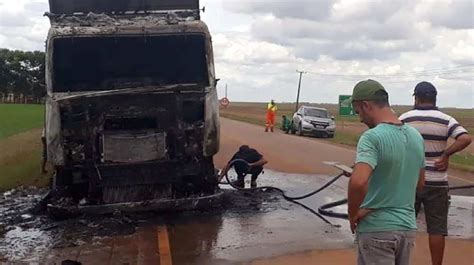 Cabine De Carreta Fica Destru Da Ap S Pegar Fogo Em Rodovia