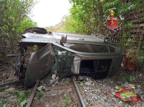 Vídeo Carro cai de viaduto de 8 metros sobre linha de trem no DF