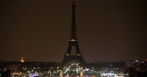 De luto en París la Torre Eiffel apaga sus luces