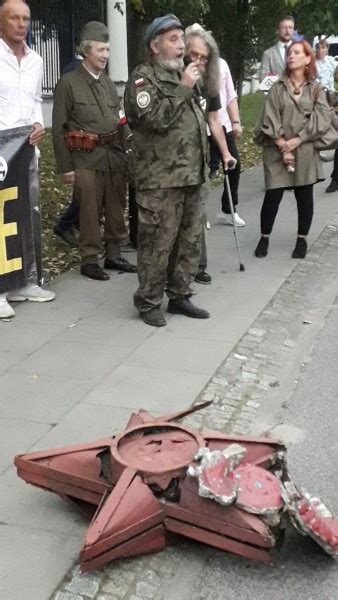 NOWE ZDJĘCIA Precz z czerwoną gwiazdą Akcja NIEZŁOMNYCH w rocznicę