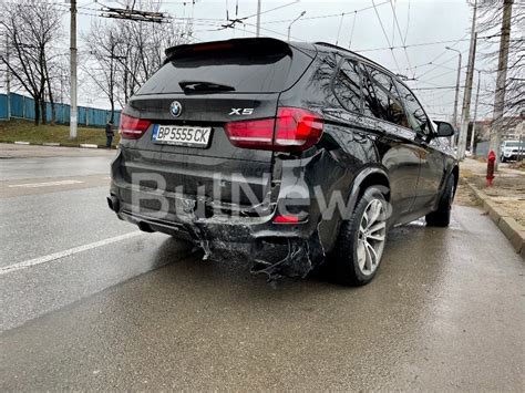 Извънредно! Кола се размаза в БМВ Х5 във Враца, линейка лети към ...